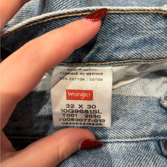 Like New Wrangler Jeans Size 32W x 30L. - Picture 4 of 5